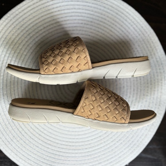 BearPaw Tan Woven Slide Sandals NWT - Picture 7 of 11